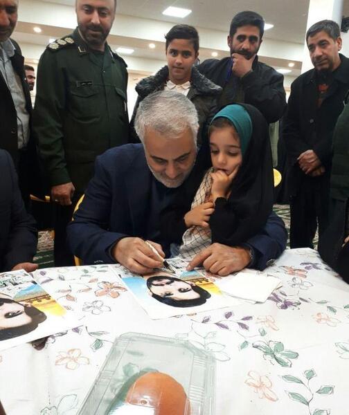 عکس حاج قاسم با فرزندان شهدا