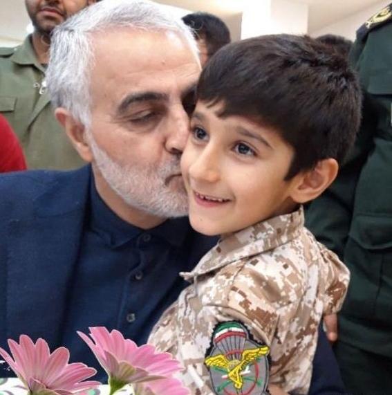 عکس حاج قاسم با فرزندان شهدا
