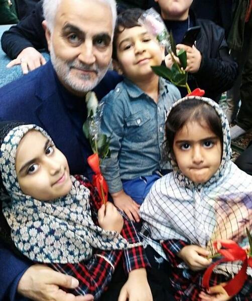 عکس حاج قاسم با فرزندان شهدا