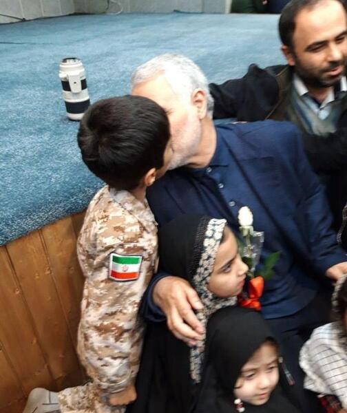عکس حاج قاسم با فرزندان شهدا