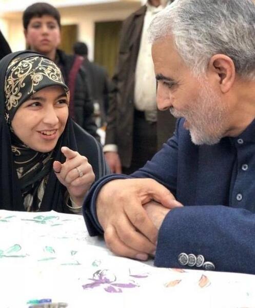 عکس حاج قاسم با فرزندان شهدا