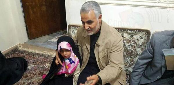 عکس حاج قاسم با فرزندان شهدا