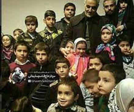 عکس حاج قاسم با فرزندان شهدا