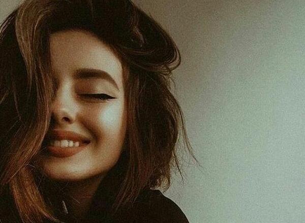 عکس دختر با لبخند جذاب