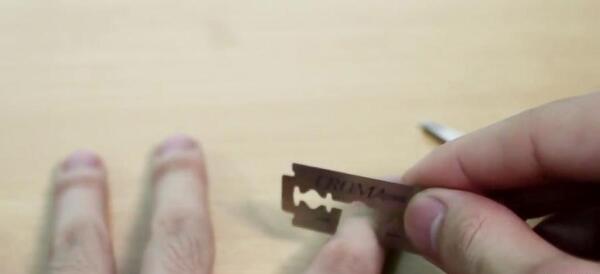 عکس خودکشی با تیغ فیک
