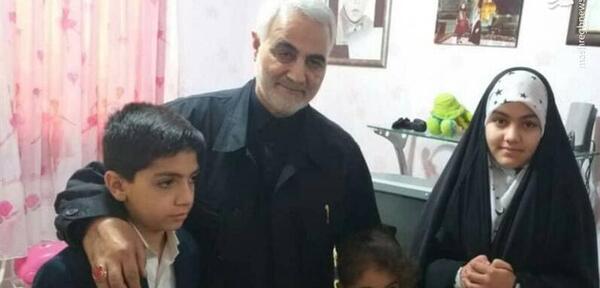 عکس سردار سلیمانی با یتیمان