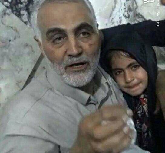 عکس سردار سلیمانی با یتیمان