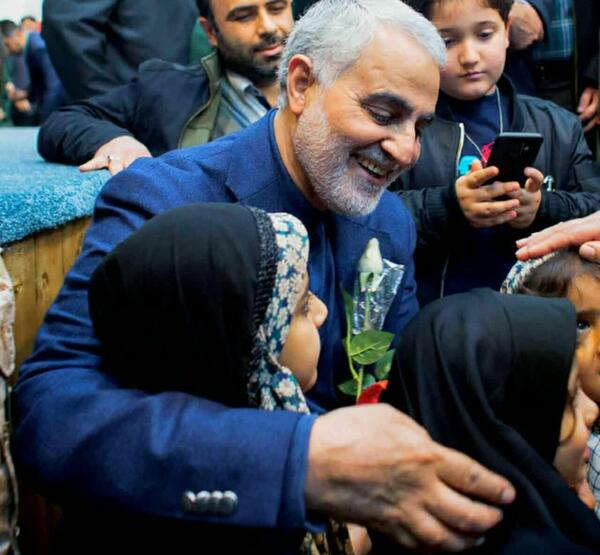 عکس سردار سلیمانی با یتیمان