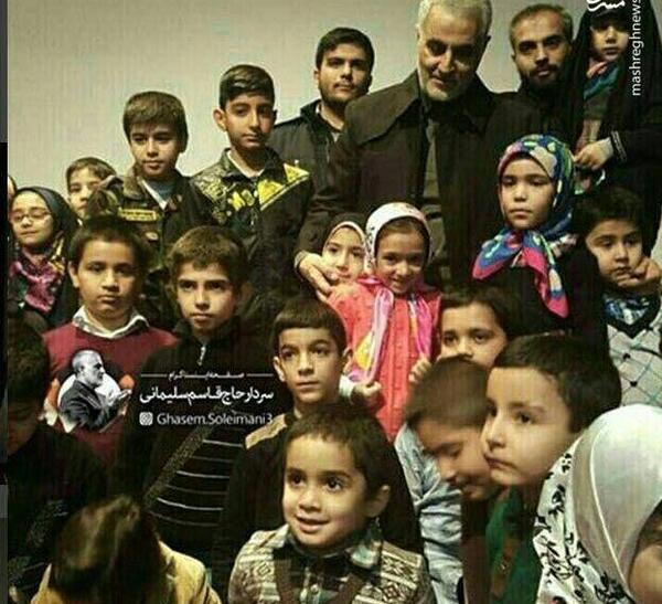 عکس سردار سلیمانی با یتیمان