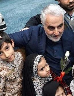 عکس سردار سلیمانی با یتیمان
