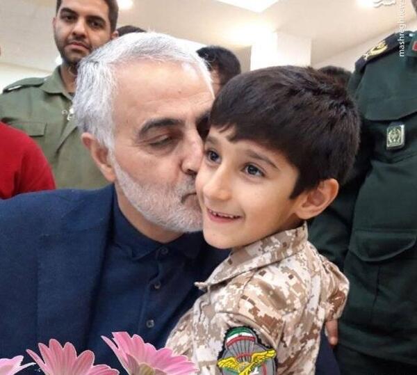 عکس سردار سلیمانی با یتیمان