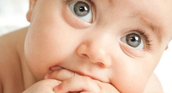 عکس نوزاد پسر چشم رنگی