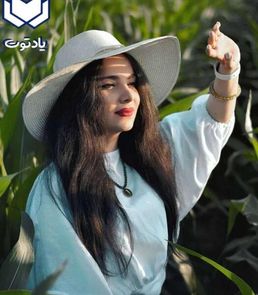 ژست عکس دخترانه با کلاه