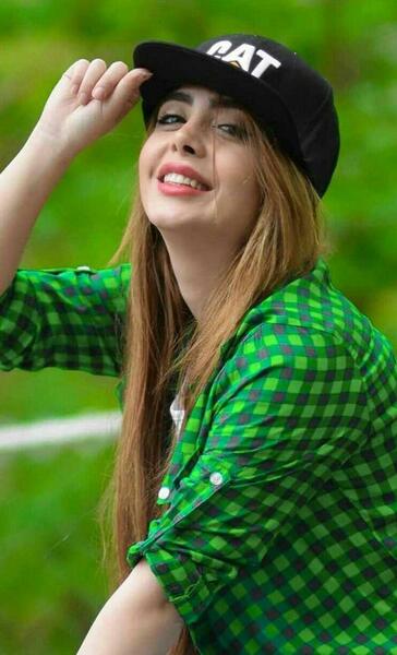 ژست عکس دخترانه با کلاه