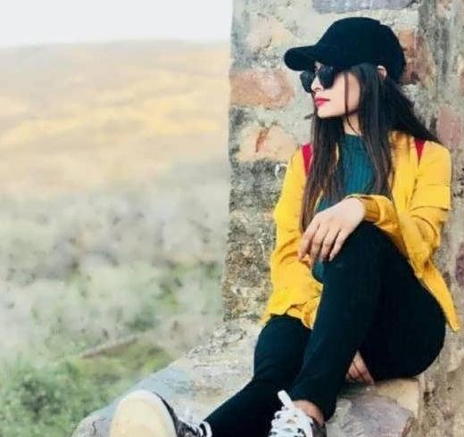 ژست عکس دخترانه با کلاه