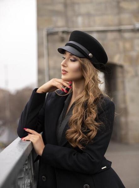 ژست عکس دخترانه با کلاه