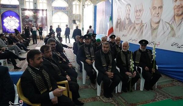 عکس حاج قاسم با لباس خادمی
