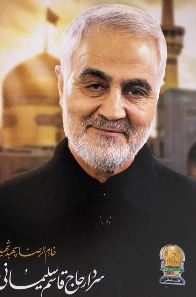 عکس حاج قاسم با لباس خادمی