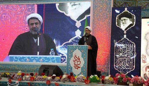 عکس حاج قاسم با لباس خادمی