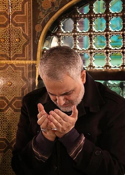 عکس حاج قاسم با لباس خادمی