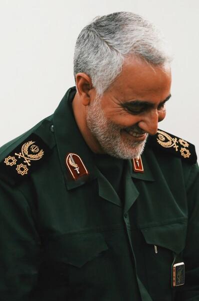 عکس حاج قاسم با لباس خادمی