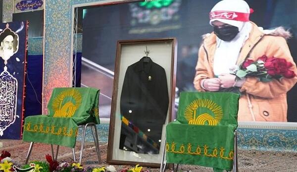عکس حاج قاسم با لباس خادمی
