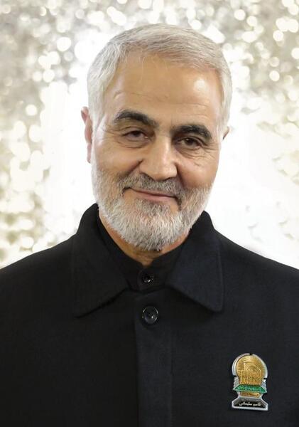عکس حاج قاسم با لباس خادمی