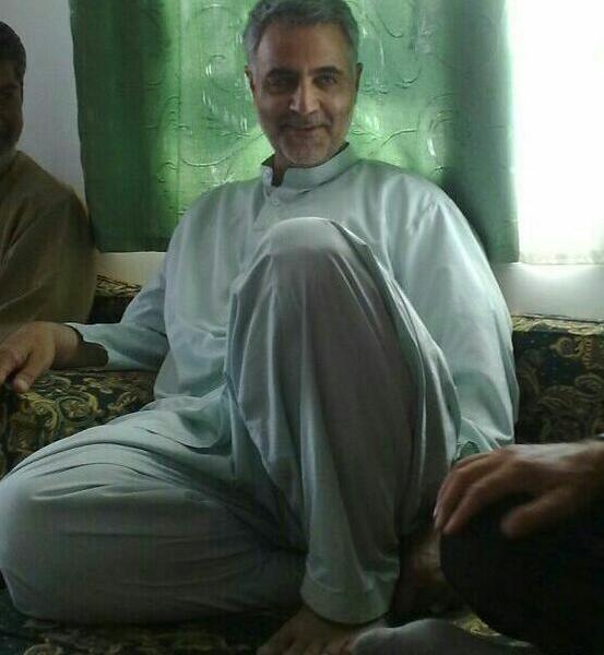 عکس حاج قاسم با لباس خادمی