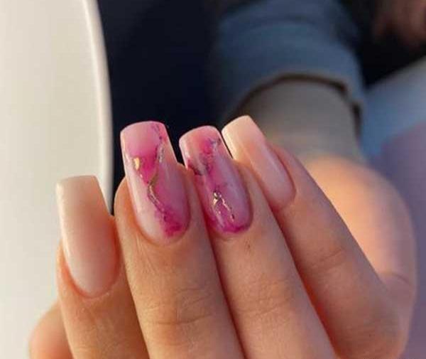 عکس طرح ناخن صورتی کم رنگ