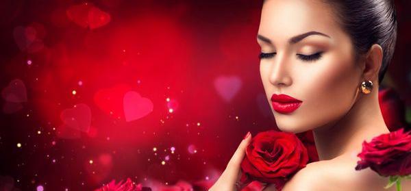 عکس گل رز قرمز در دست دختر