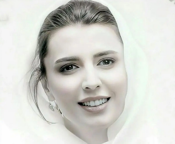 عکس لبخند لیلا حاتمی