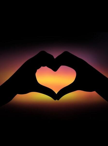 عکس قلب عاشقانه با دست