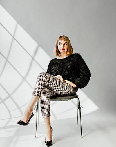 عکس روی صندلی
