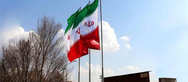 عکس پرچم ایران در حیاط مدرسه