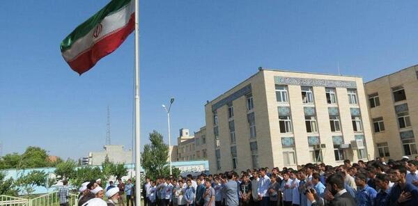 عکس پرچم ایران در حیاط مدرسه