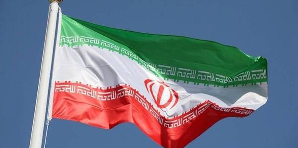 عکس پرچم ایران در حیاط مدرسه