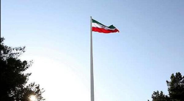 عکس پرچم ایران در حیاط مدرسه
