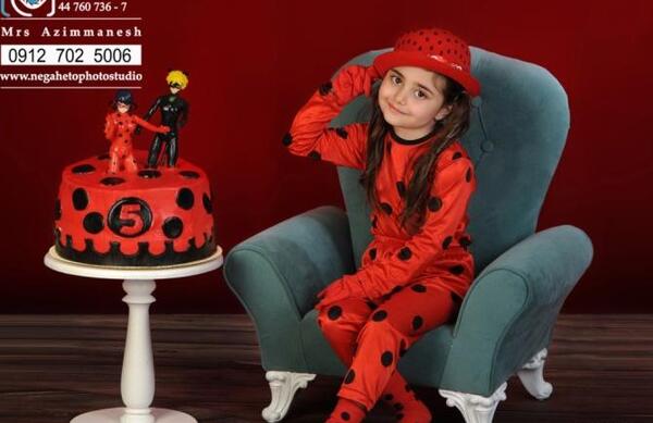 ژست عکس تولد دختر بچه در خانه