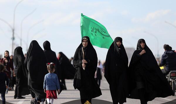 عکس پیاده روی زن