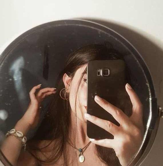 عکس پروف دختر جلو آینه
