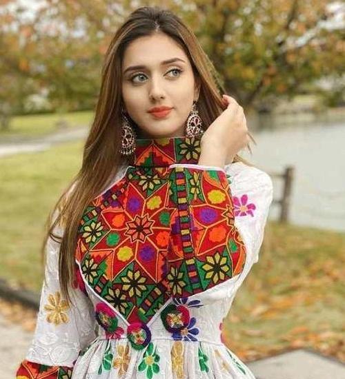 عکس دختر افغانی با لباس محلی