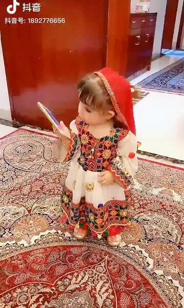 عکس دختر افغانی با لباس محلی