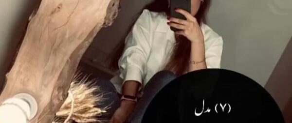 عکس دختر بچه جلوی آینه