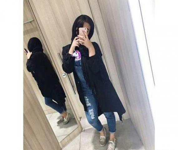 عکس دختر بچه جلوی آینه