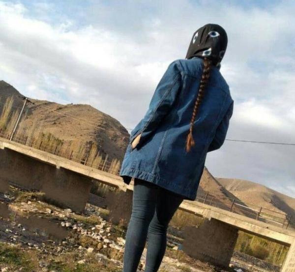 عکس دختر در برف از پشت سر