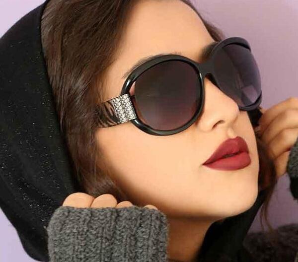 ژست عکس دخترانه با عینک دودی