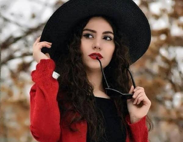 ژست عکس دخترانه با عینک دودی