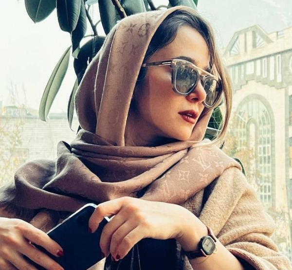 ژست عکس دخترانه با عینک دودی