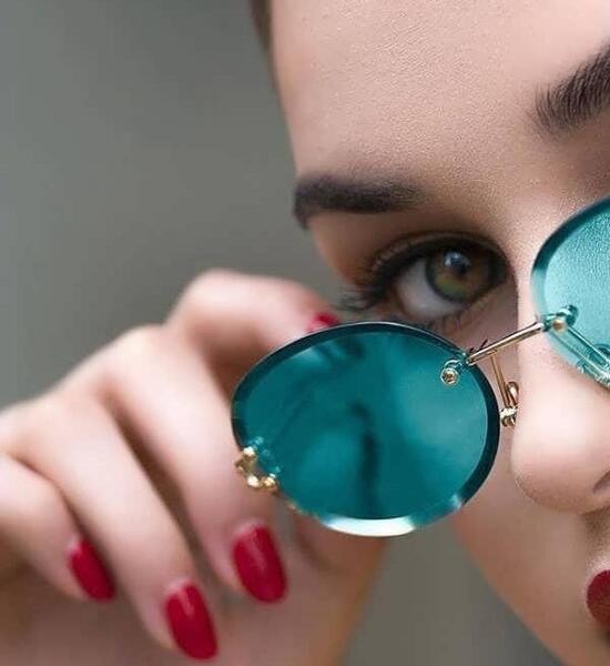 ژست عکس دخترانه با عینک دودی
