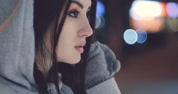 عکس دخترانه نیم رخ طبیعی